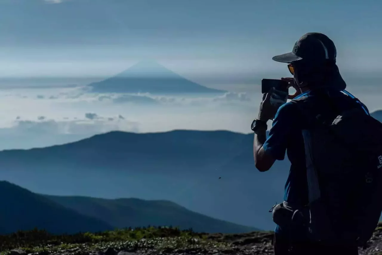 東側斜面からは美しい富士山が眺められる