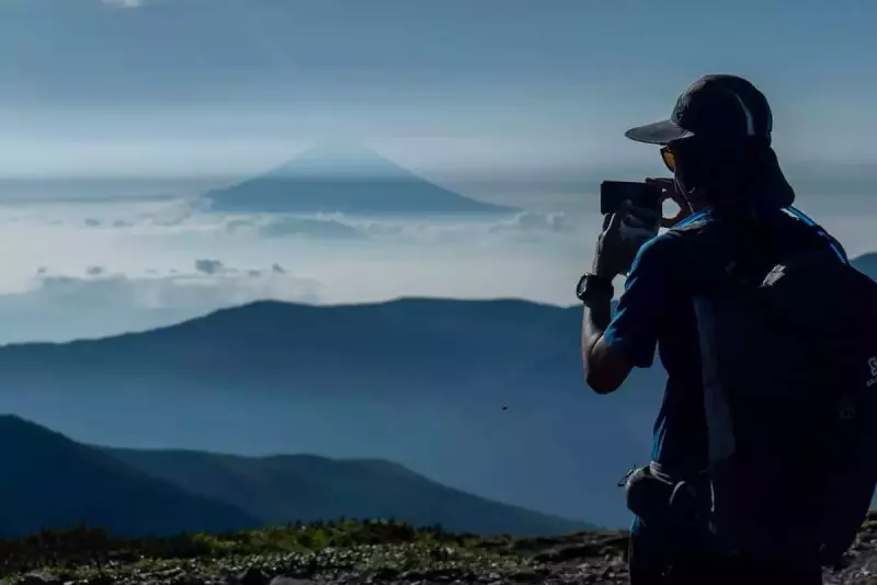 東側斜面からは美しい富士山が眺められる