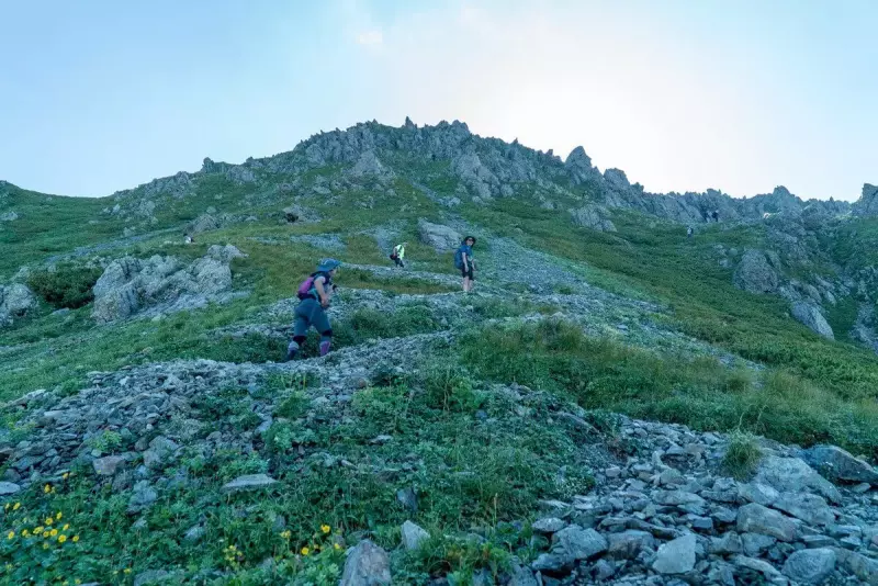 悪沢岳までの登りはガレたジグザグした斜面を登っていく