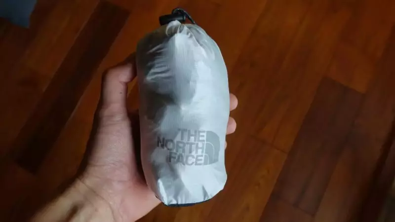 専用のスタッフサックに入れると、手のひらに収まるほどの大きさになる