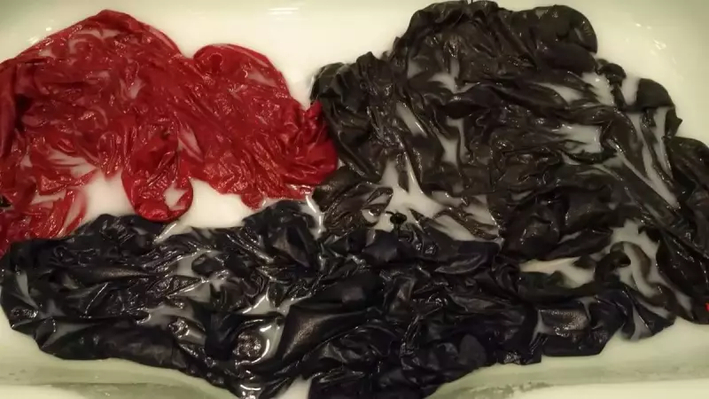 撥水液に洗濯済みのウェアを入れて1時間浸します