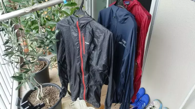 撥水液に浸し終わったウェアを取り出したら軽く絞って、ケアラベルに従って干します