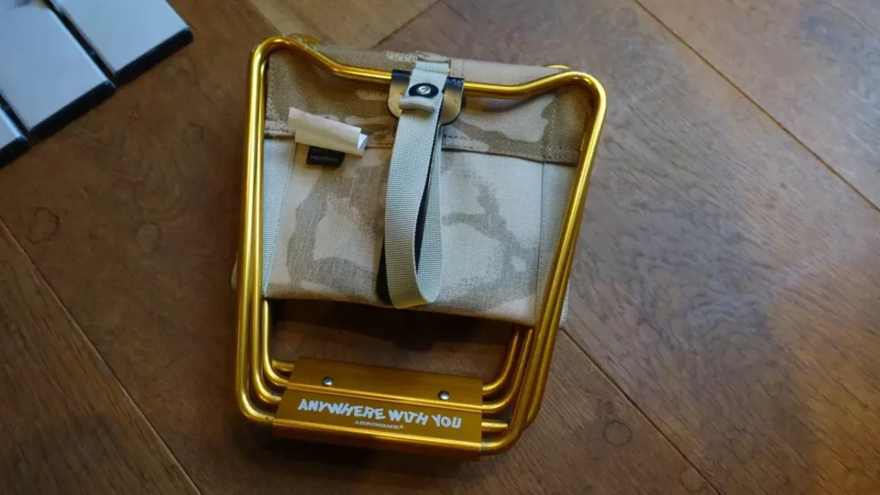 アディロンダック マイクロチェア ゴールドフレームの畳まれた状態