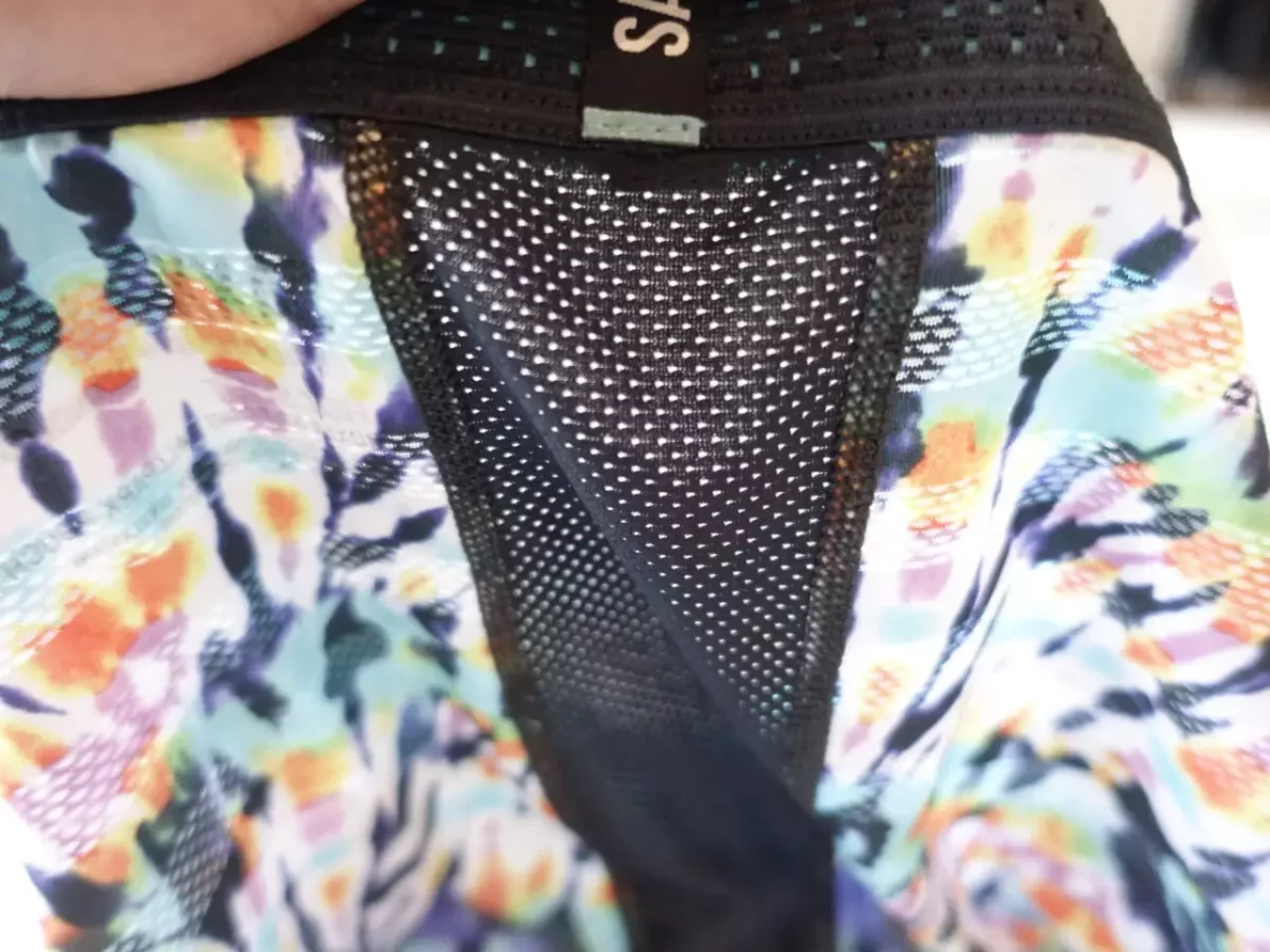 お尻にあたる部分は縦にメッシュ構造で通気性を確保