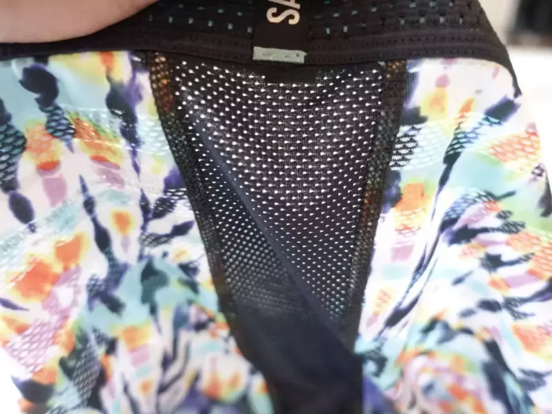 お尻にあたる部分は縦にメッシュ構造で通気性を確保