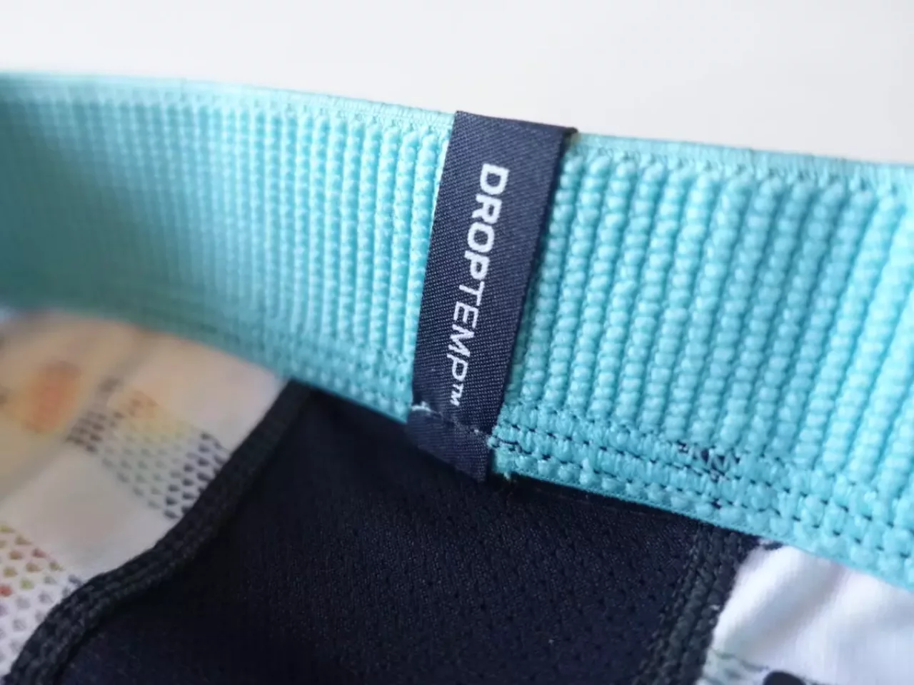 ショルダーハーネスとアンダーウェアの干渉がない