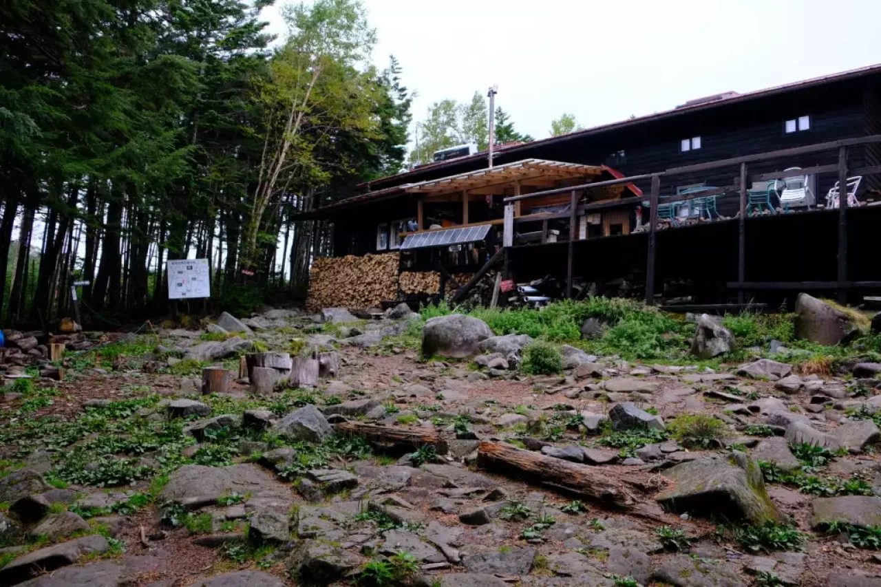 高見石小屋前のテント場