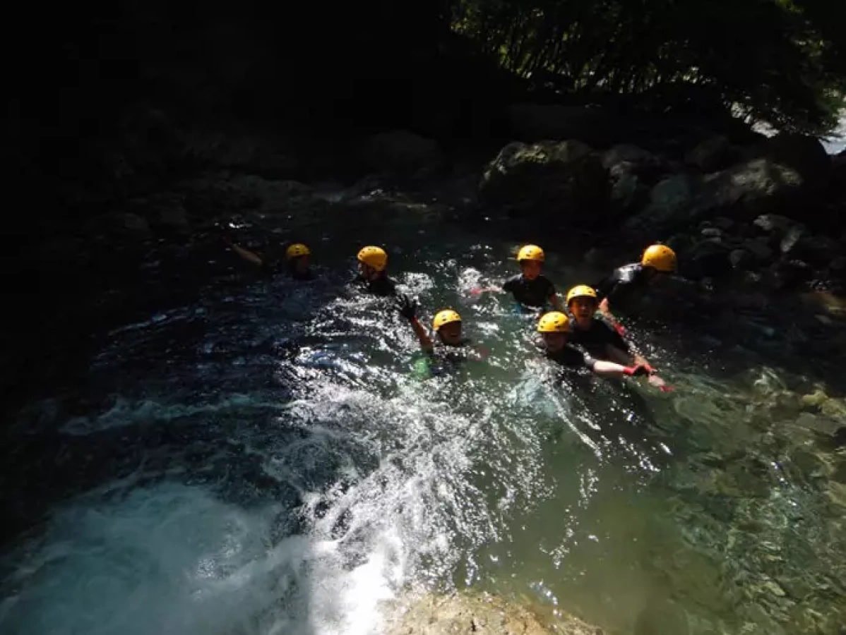 丹沢で楽しむ中級沢登り チームで乗り越えろ!