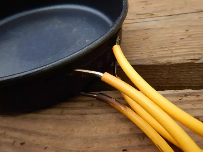 モンベル アルパインフライパン 視認性の高いシリコーンハンドル