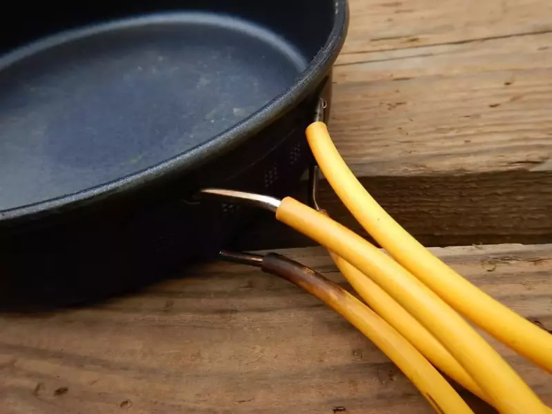 モンベル アルパインフライパン 視認性の高いシリコーンハンドル