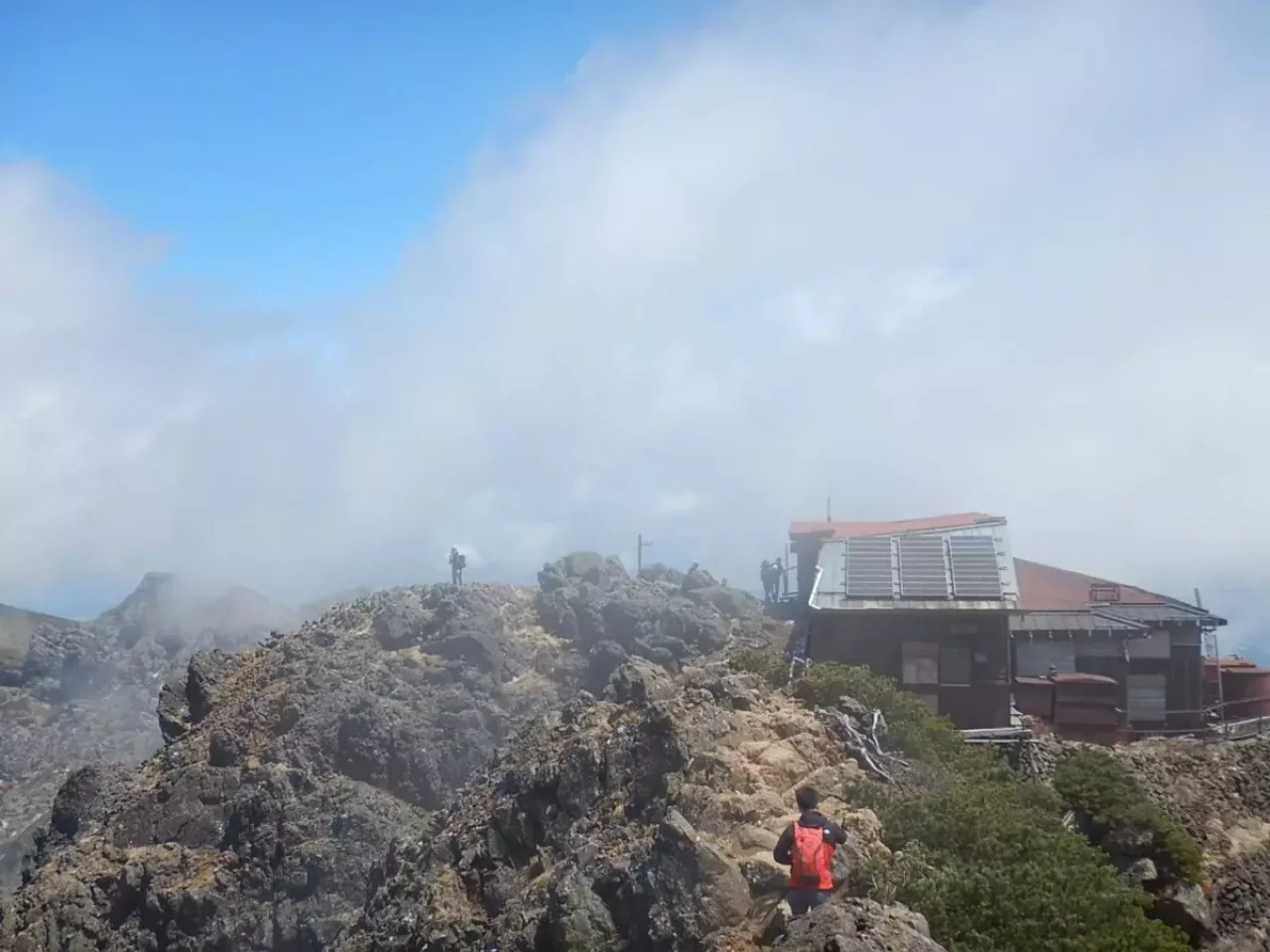 山頂 登山 山小屋 テント場 おすすめ 赤岳頂上山荘