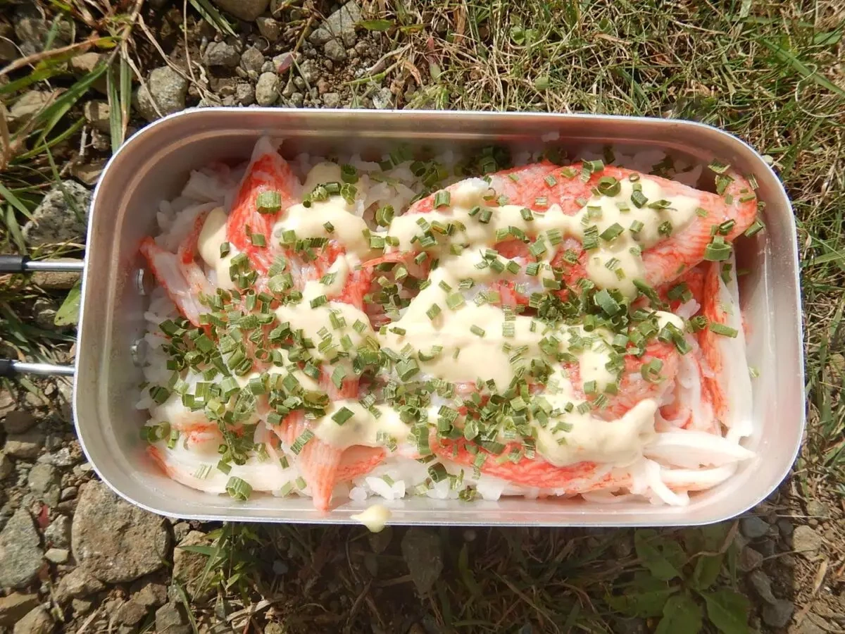 メスティン山ごはんレシピ-カニカマ丼