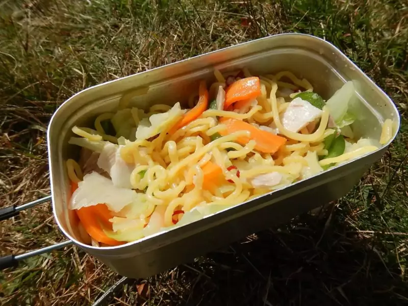 トランギア メスティン ペペロンチーノ風焼きそば 蓋をして蒸す