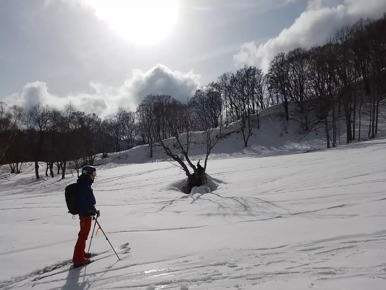 滑らすように足を運ぶ