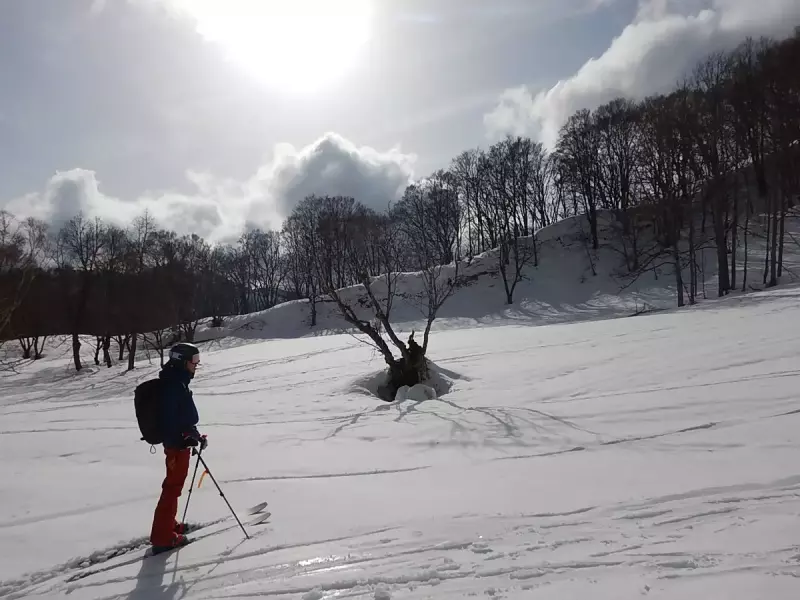 滑らすように足を運ぶ