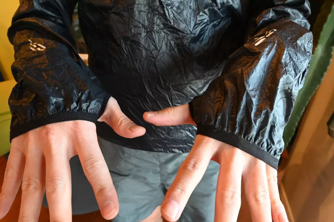 ウィンドブレーカー サムホール