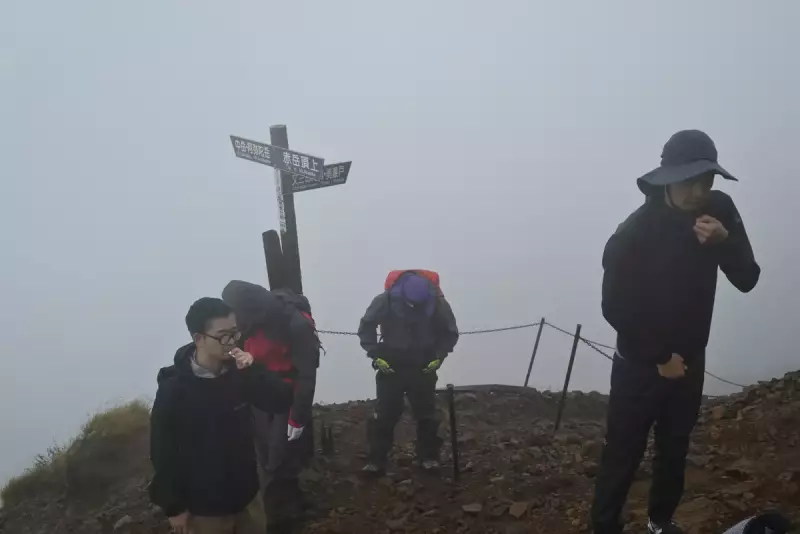 寒い場所で冷たい雨に叩かれる