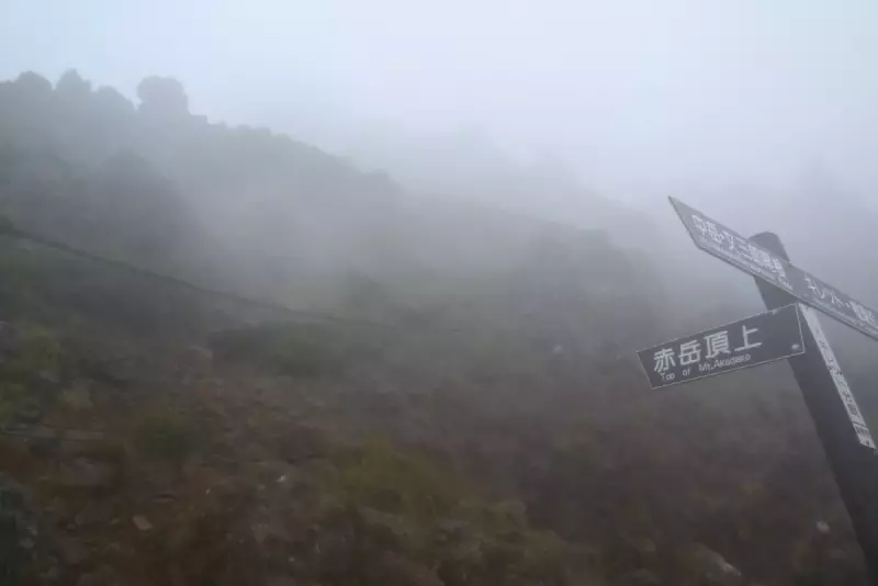 赤岳頂上という場所に着くと鎖が出現し赤岳という名の由来になったとされる赤い岩が露出
