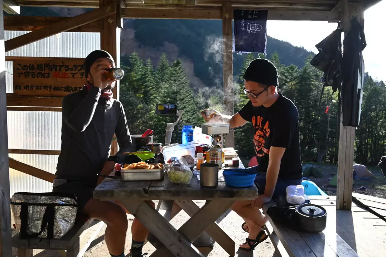 赤岳鉱泉は屋根があり壁があるそんなリッチな食事スペース