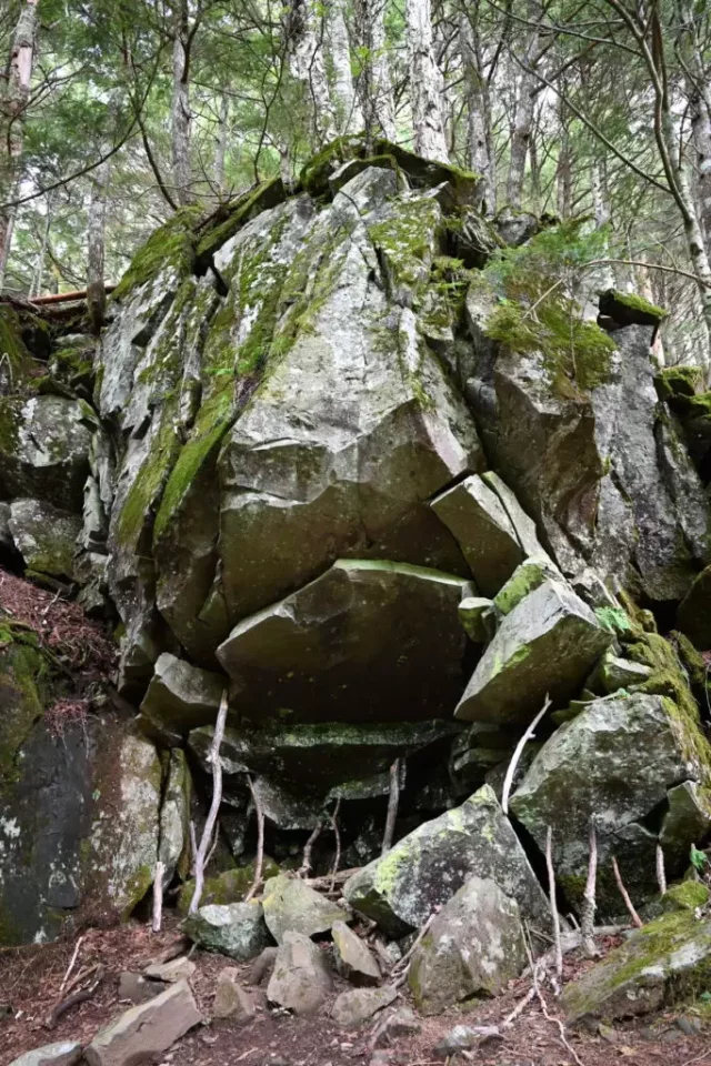 南沢には途中信仰的なポイント