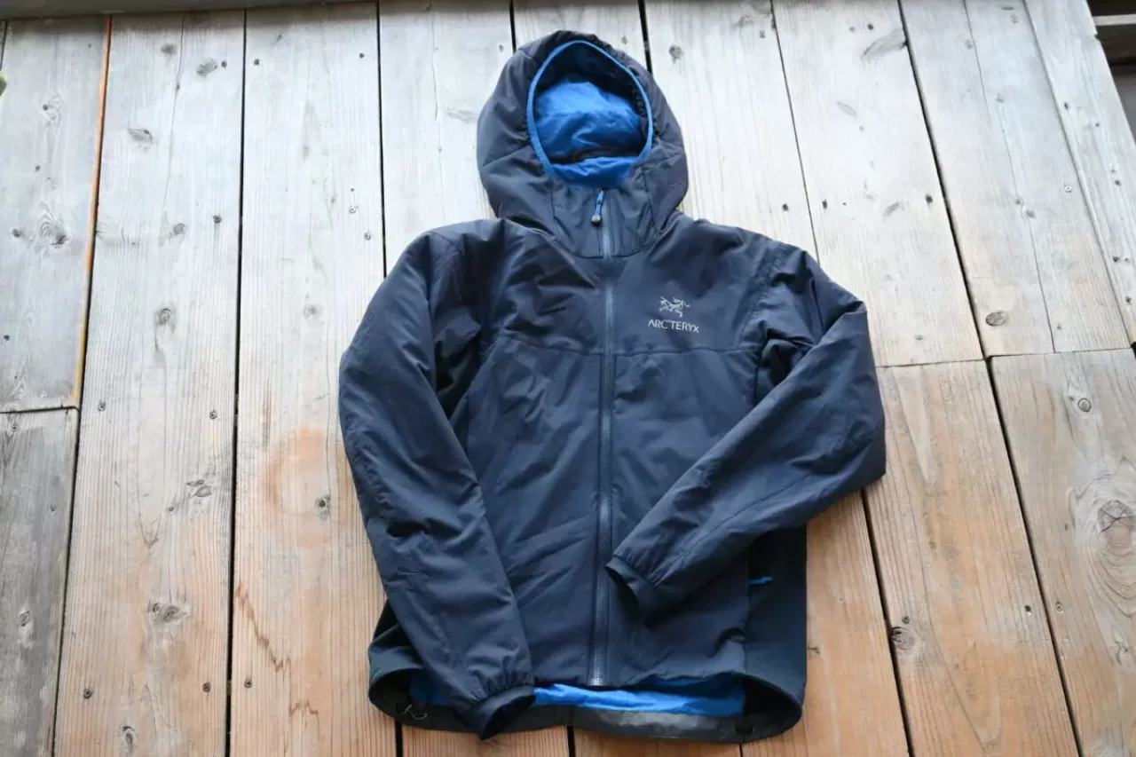 通気する軽くて暖かな化繊ジャケット『アークテリクス‐アトムLTフーディ』