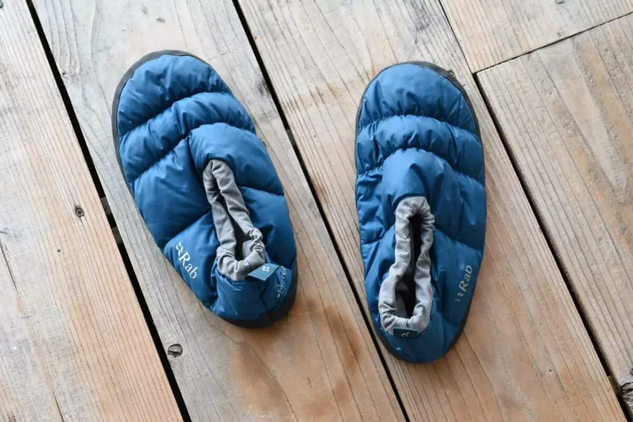 足をずっと暖かくしてくれる『Rab-ダウンスリッパ』