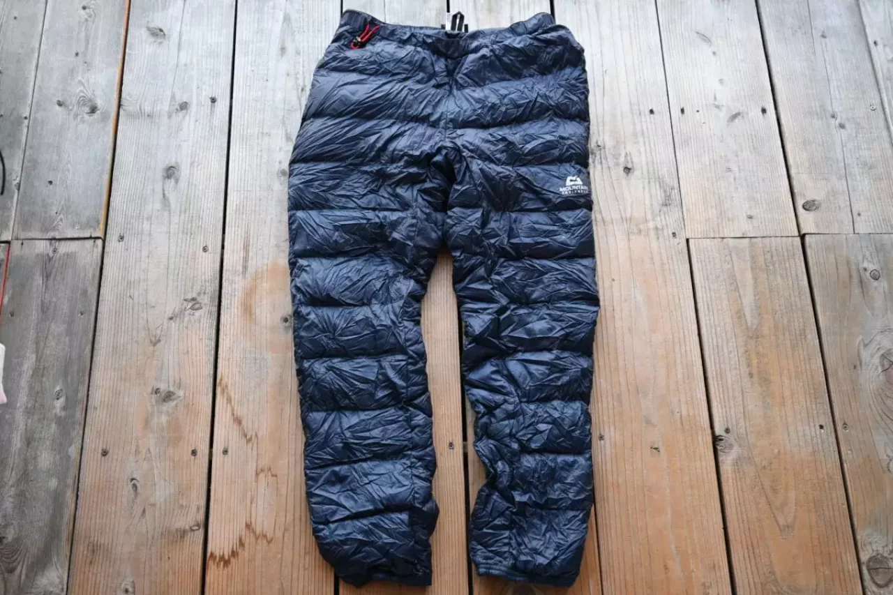 軽量で暖かさ抜群のダウンパンツ『マウンテンイクイップメント-パウダーパンツ』