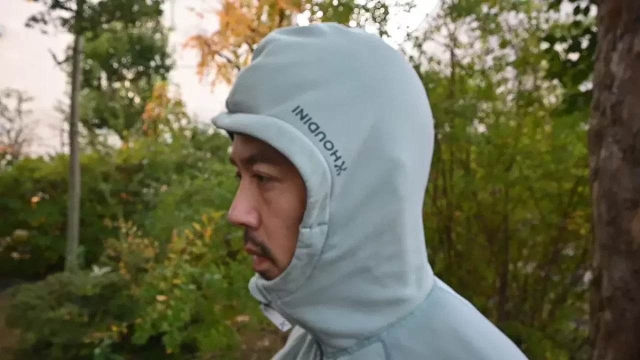 首をしっかり覆い隠す襟の高さとフード