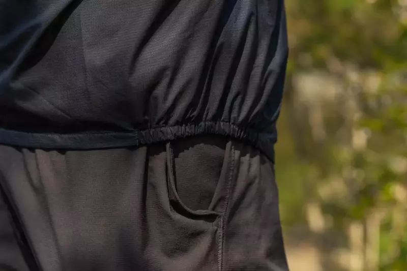 Rabレインウェア ファントム プルオン ミニマルな作り