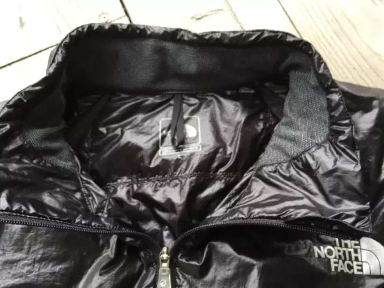 ザ・ノースフェイス ホワイトランニングジャケットの襟部分