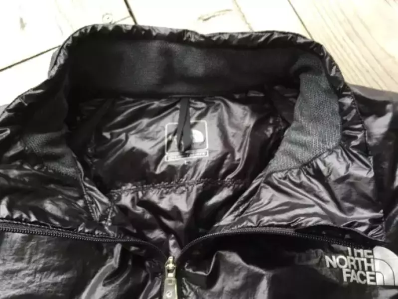 ザ・ノースフェイス ホワイトランニングジャケットの襟部分