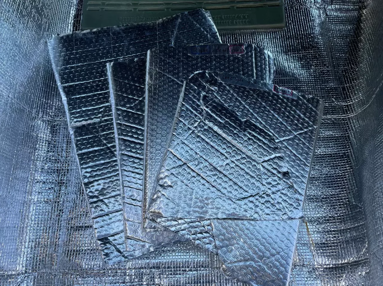 アストロフォイル 車中泊 断熱材