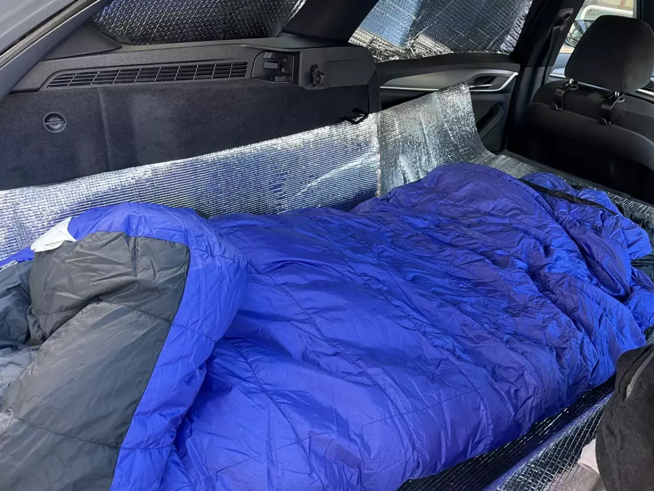 下からの冷気を遮断する冬用テントマット