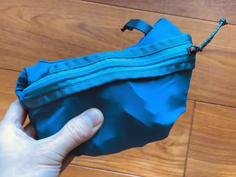 ジッパーポケットにパッカブルすることができる