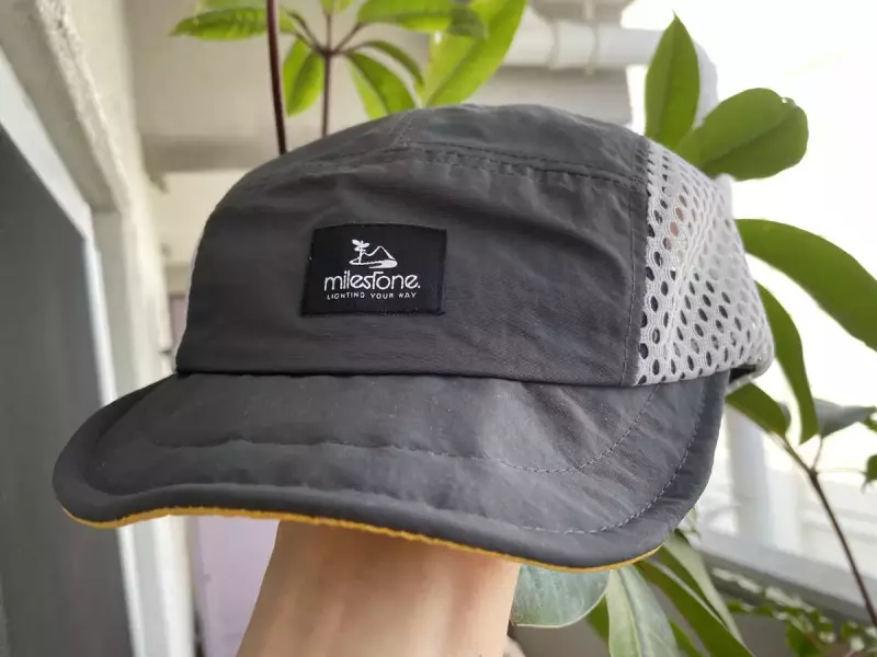 ヘルメットの装着もできる涼しい登山キャップ『マイルストーン オリジナルキャップ』