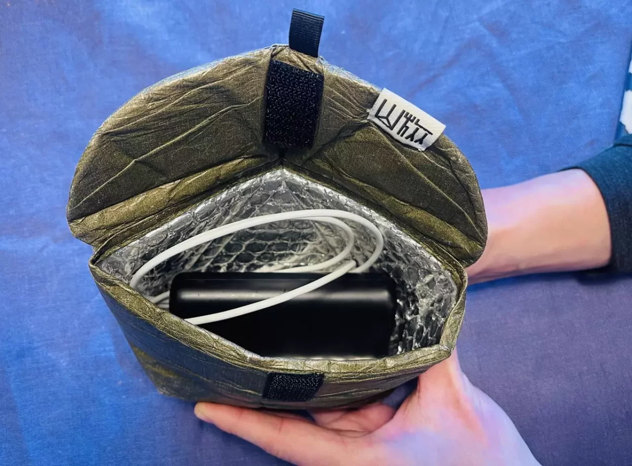 スタンドコジーにコンパクトなモバイルバッテリーやスマホを入れる