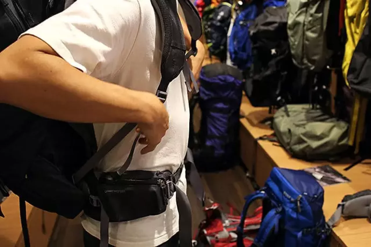 ザック、バックパックの背負い方