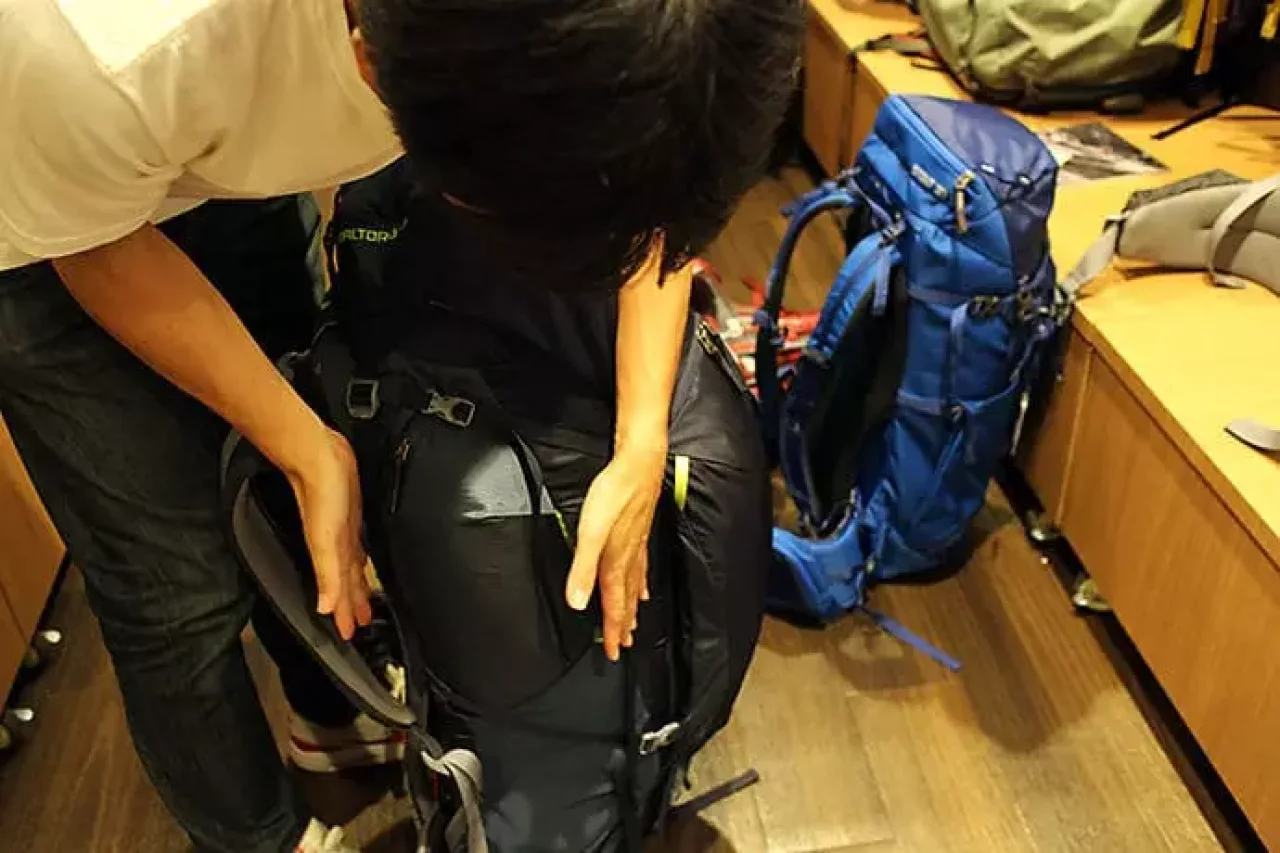 ザック、バックパックの背負い方コンプレッション