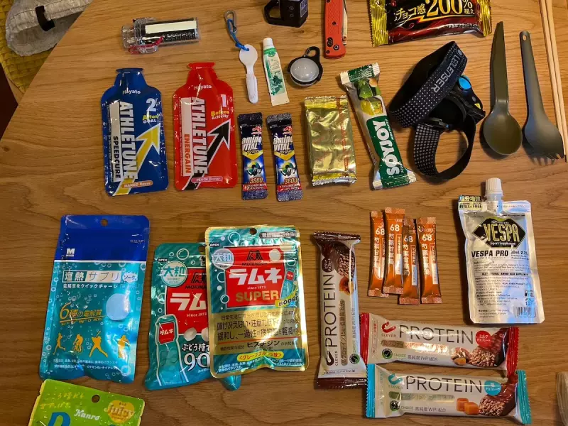 登山初心者さんに知ってもらいたい!登山で役立つ小物類&携行アイテム【行動中に使うもの】|行動食|山の食事・行動食|山のコト|登山・トレラン・山スキーマガジン「山旅旅」