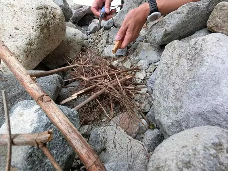 渓流での野営生活