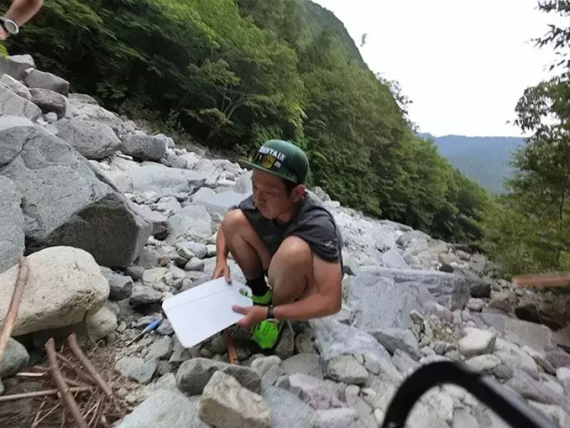 渓流での野営生活