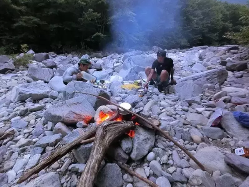 渓流での野営生活