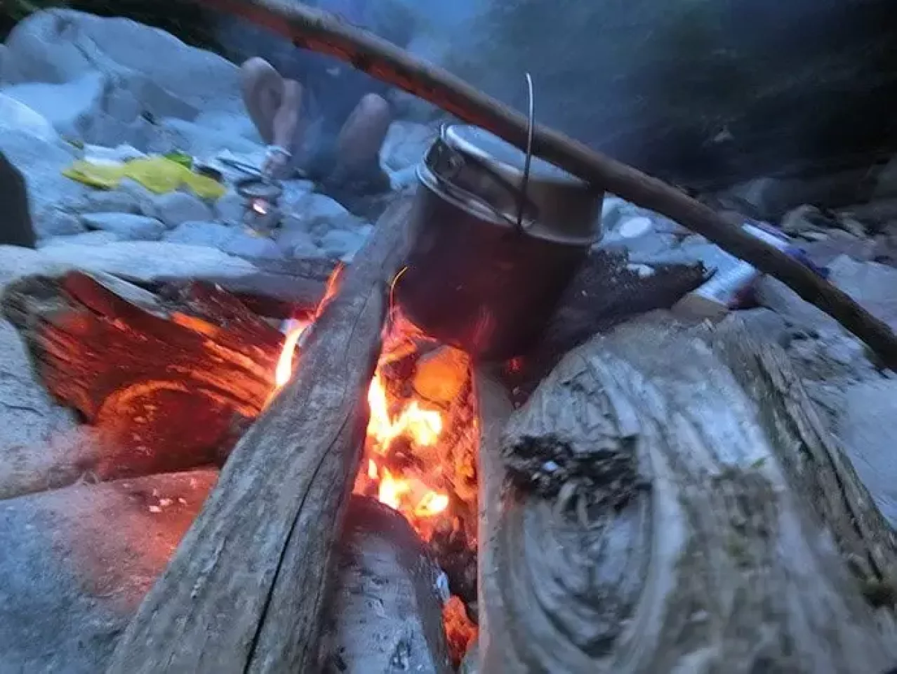 渓流での野営生活