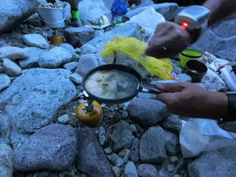 渓流での野営生活