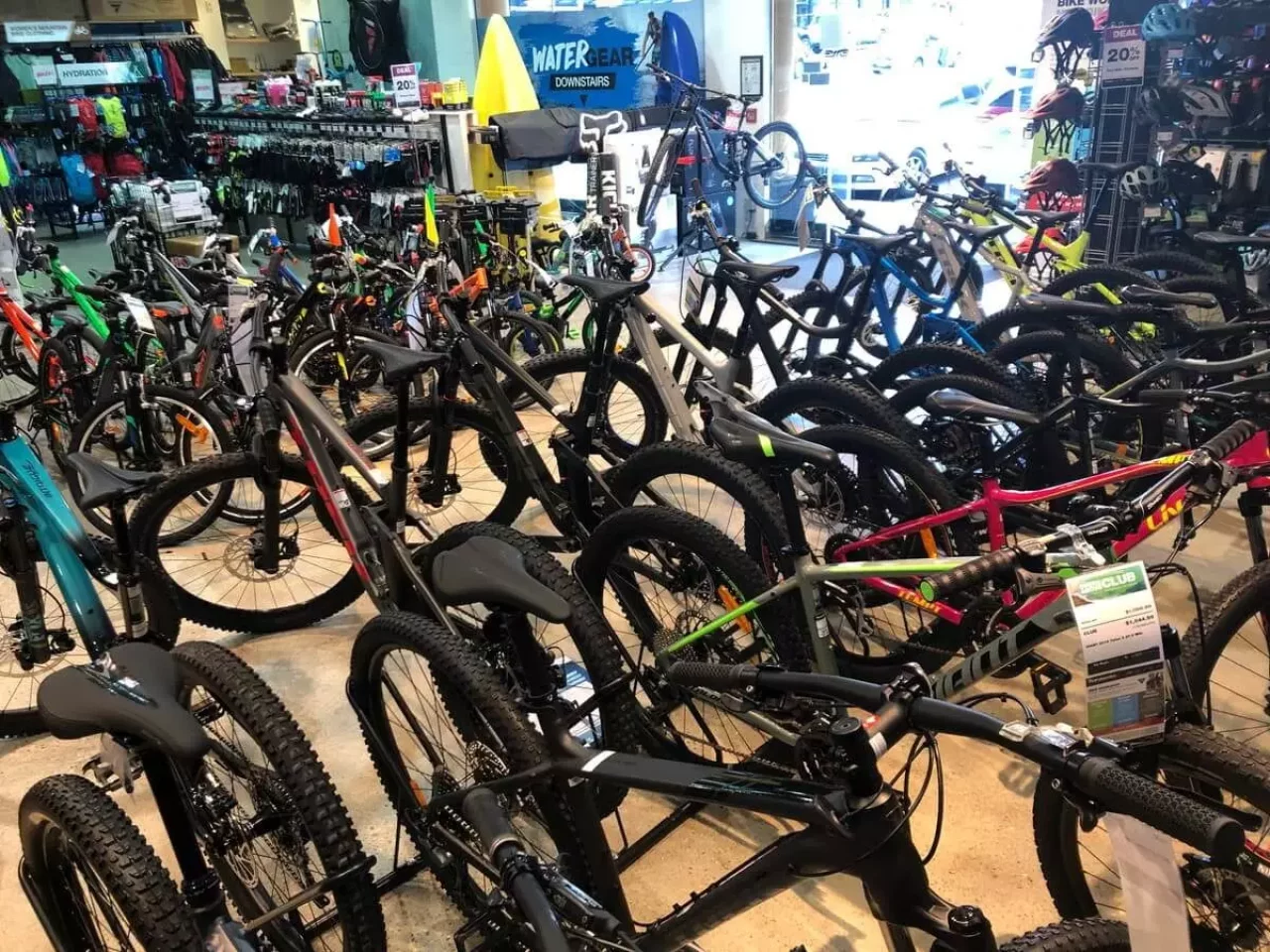 ショップの中には広いスペースにMTBコーナー