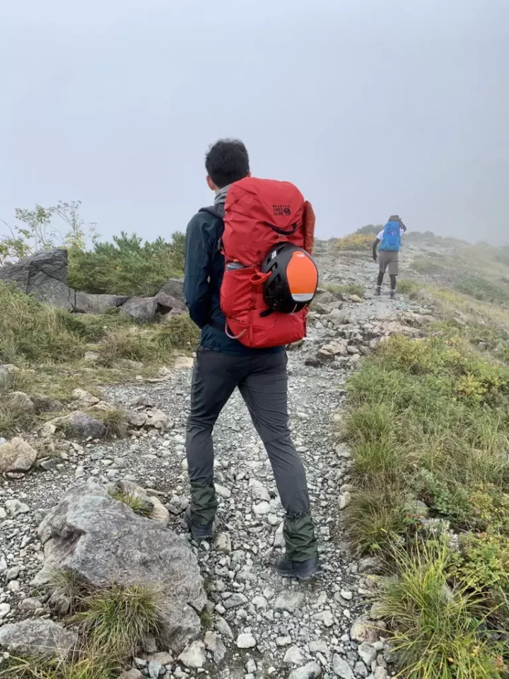 スクランブラー35バックパックのカラーは赤