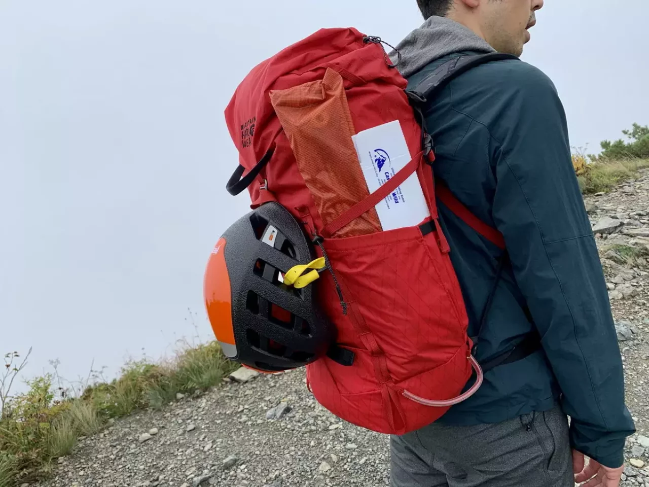 両サイドのボトルポケット、ギアループ、デイジーチェーンなどの機能が備わっている