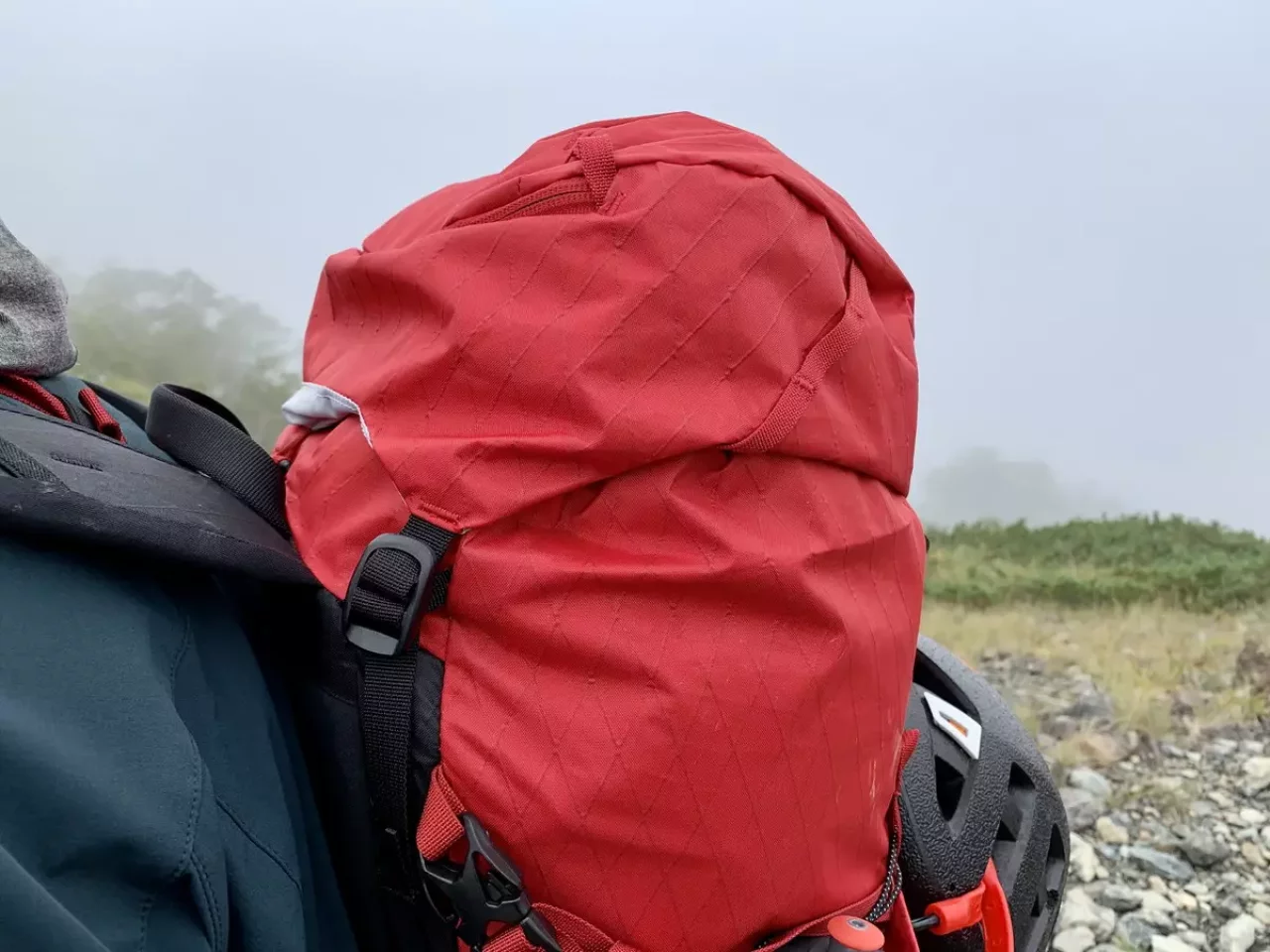 雨蓋が取り外しができ軽量化が図れるバックパック