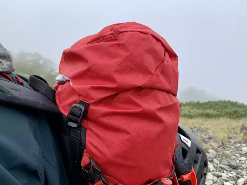 雨蓋が取り外しができ軽量化が図れるバックパック