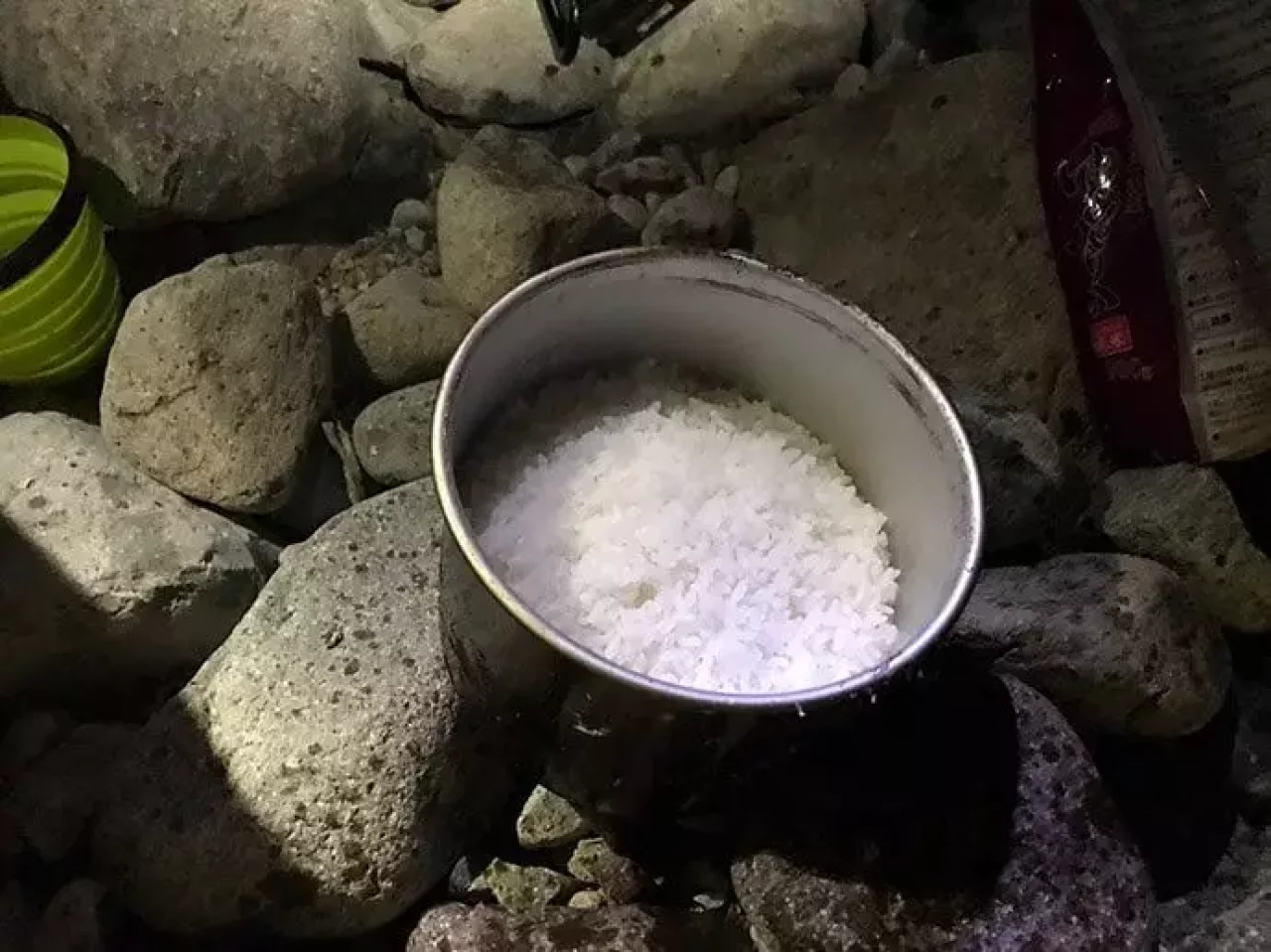 渓流での野営生活